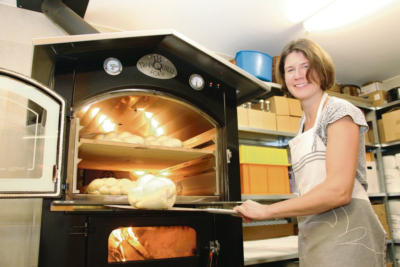 Brigitte Thüring bäckt seit dem Ausbruch der Corona-Krise dreimal so viele Brote und Zöpfe, wie vorher. Sie freut sich an der grossen Nachfrage trotz der dafür nötigen Nachtschicht.(Bild Hans Rüssli)