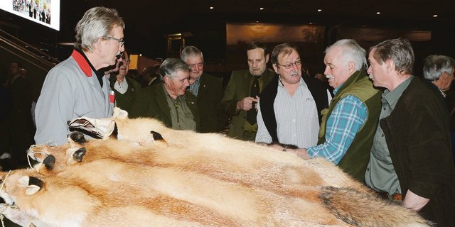 Ein Bild aus vergangenen Zeiten. Handel von Fuchsfellen am Fäälimärt Sursee. (Bild js)