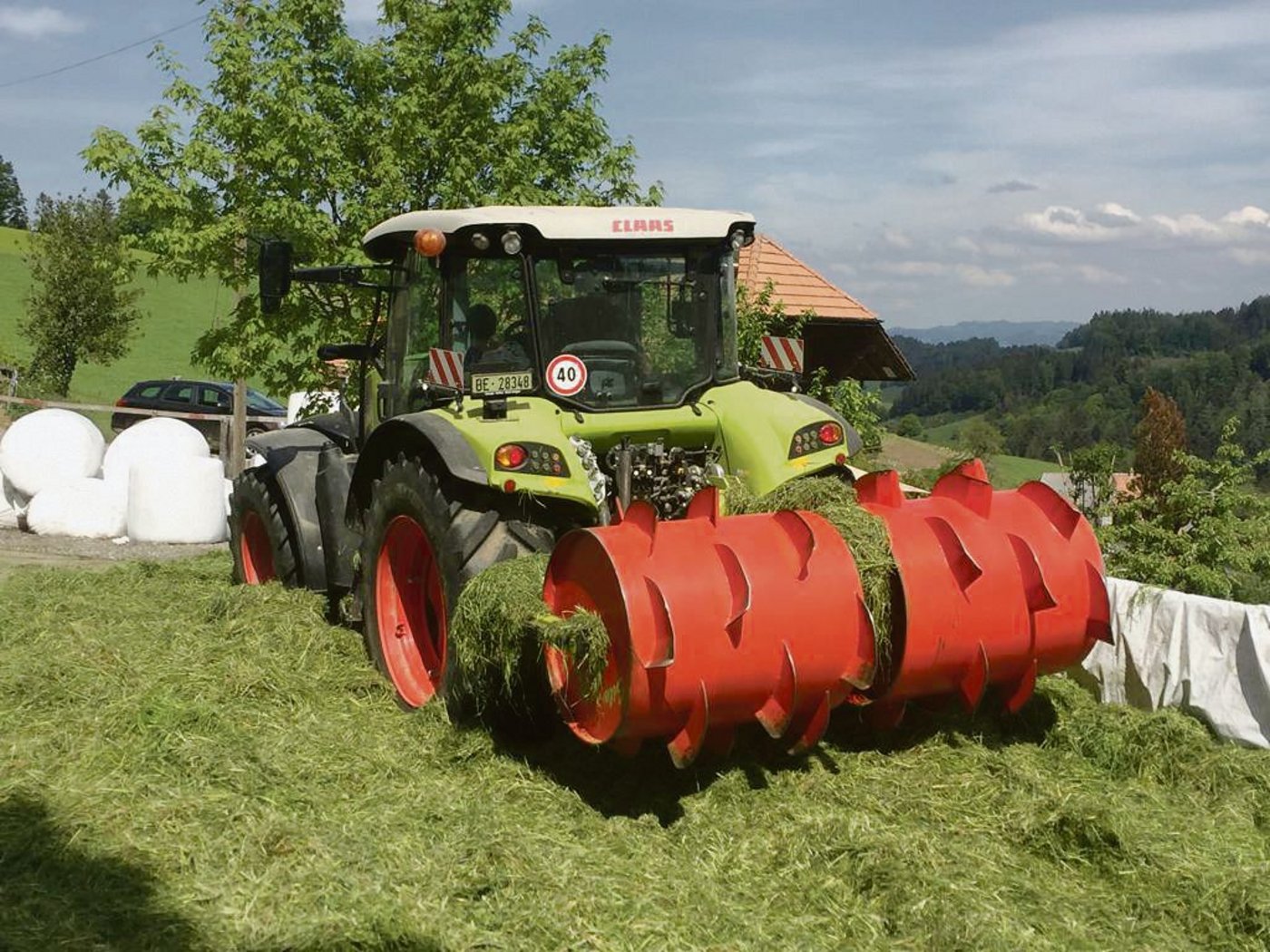 Beim Einsilieren in das Flachsilo ist eine gleichmässige Verteilung des Futters wichtig. Nur so können die Lagen anschliessend optimal und gleichmässig verdichtet werden. (Bild Peter Fankhauser)