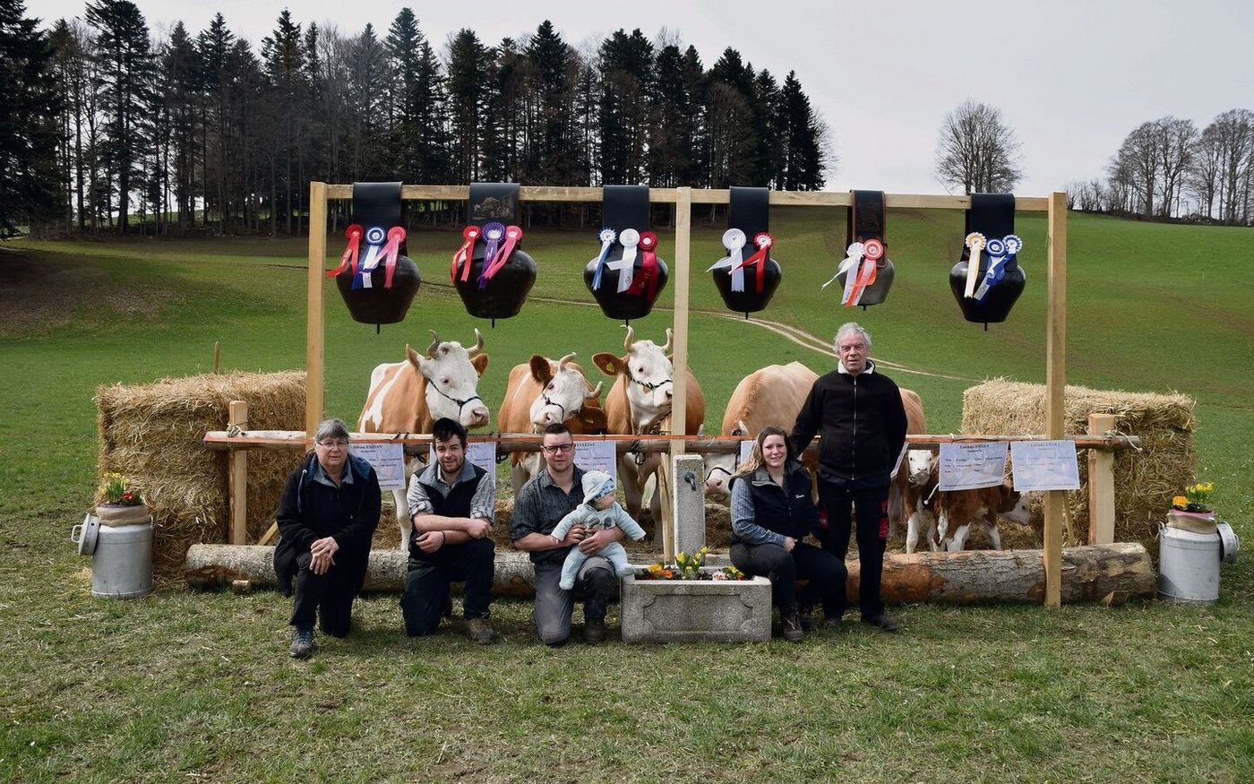 Die Familie Christian und Laura Wüthrich mit Söhnchen Robin. Umrahmt von den Eltern Ursula und Beat Wüthrich und Bruder Nicolas.  