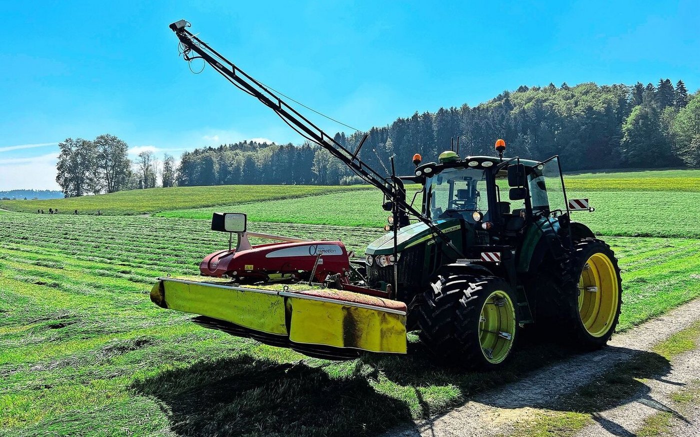 Hier wurde die Wärmebildkamera vorne am Traktor befestigt, um vor dem Mähwerk das Gras nach Rehkitzen abzusuchen. 