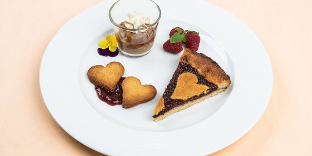 Linzertorte mit Eiskaffee und Caramel-Sauce. (Bild SRF/ Ueli Christoffel)