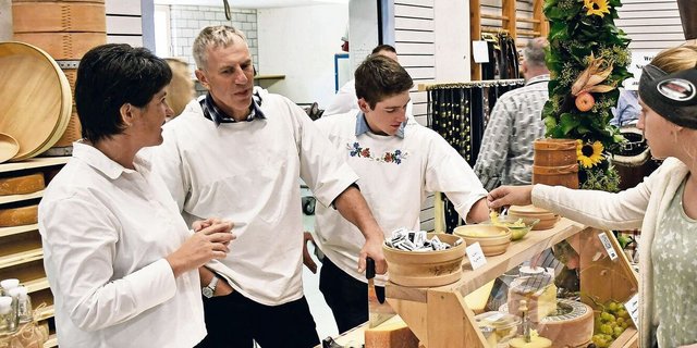 An allen 16 Käseständen herrschte reger Verkehr, wie hier bei der Familie Büeler von der Alp Wasserberg.
