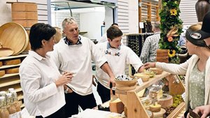 An allen 16 Käsestän An allen 16 Käseständen herrschte reger Verkehr, wie hier bei der Familie Büeler von der Alp Wasserberg.