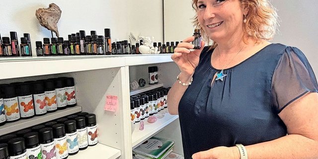 Manuela Manser arbeitet unter anderem mit verschiedenen Essenzen. Sie möchte bei ihren Klientinnen und Klienten die Balance zwischen Körper, Seele und Geist fördern.