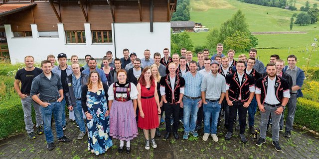 Die strahlenden jungen Männer und Frauen haben ihre Ausbildung als Landwirt/in EFZ am BBZN Schüpfheim abgeschlossen.  (Bild BBZN Schüpfheim)