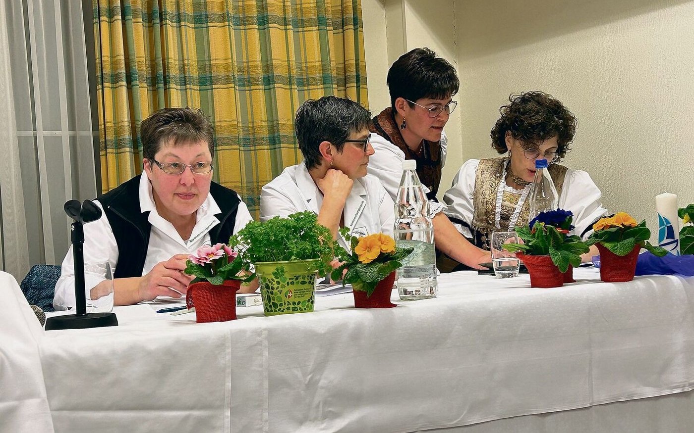 Kurze Absprache im Vorstand: Marlen Dobler-Ulmann, Irene Neff-Brülisauer, Mechtild Grubenmann und Luzia Fuster-Räss (v. l.).