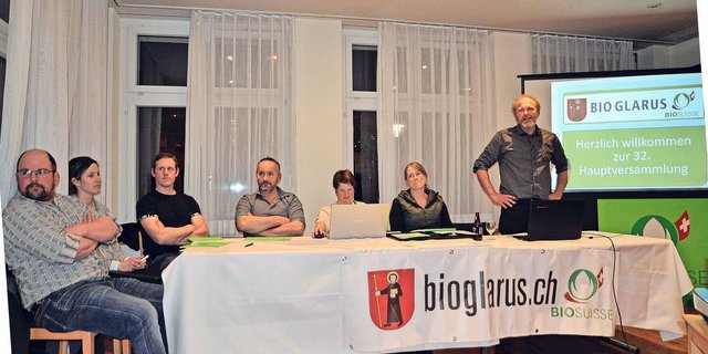 Der Vorstand von Bio Glarus mit Präsident Richi Bamert (r.) an der kontroversen Hauptversammlung, bei der sich die Mitglieder gegen Bio Suisse stellten.