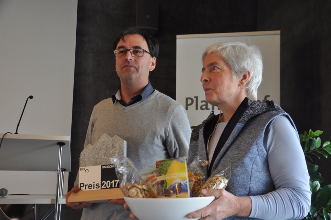 Die Preisträger vom Bio Grischun Preis. Simon Willi, Präsident, und Geschäftsführerin Maria Egenolf. (Bild nb)