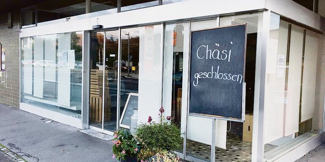 Das Schild am ehemaligen Eingang sagt, dass in Worb der traditionelle Chäsi-Laden geschlossen ist. (Bild Jasmin Lüthi)