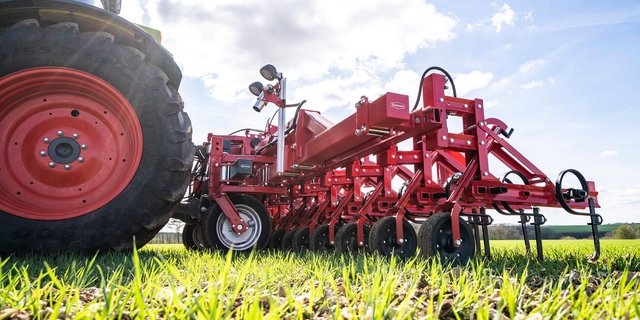 Lemken sieht seine Zukunft bei intelligenten Maschinen und alternativen Pflanzenschutzlösungen anstelle von konventionellen Feldspritzen. Z. B. mit Geräten von Steketee. (Bild zVg)