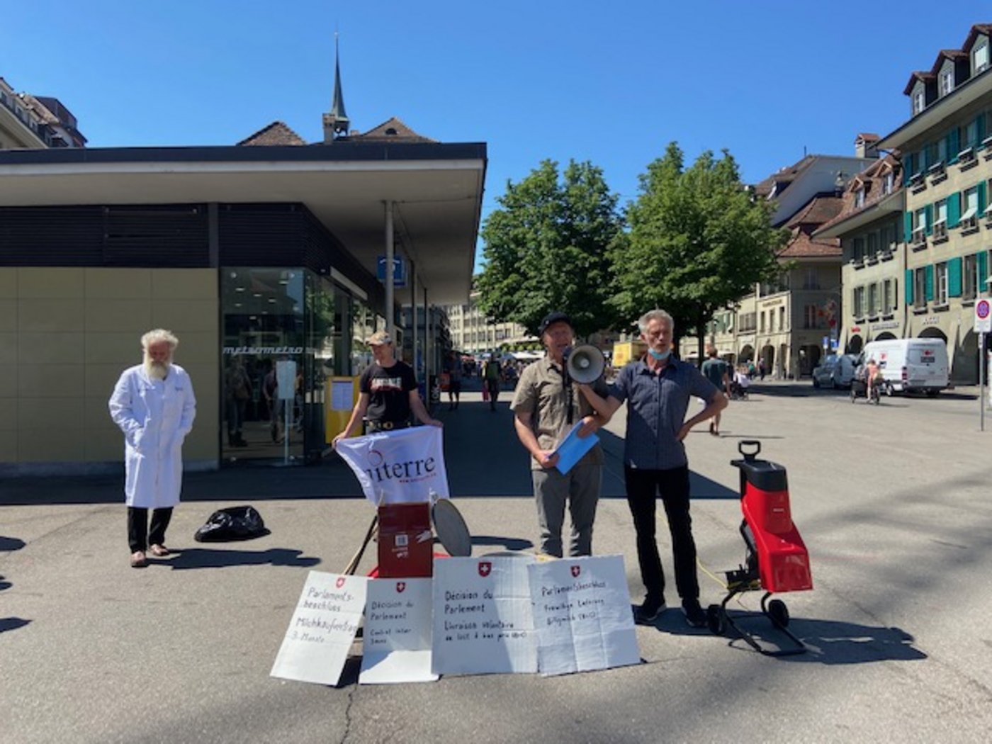 Werner Locher (am Megafon) und Rudi Berli anlässlich der heutigen Protestaktion mit Shredder. (Bild akr)