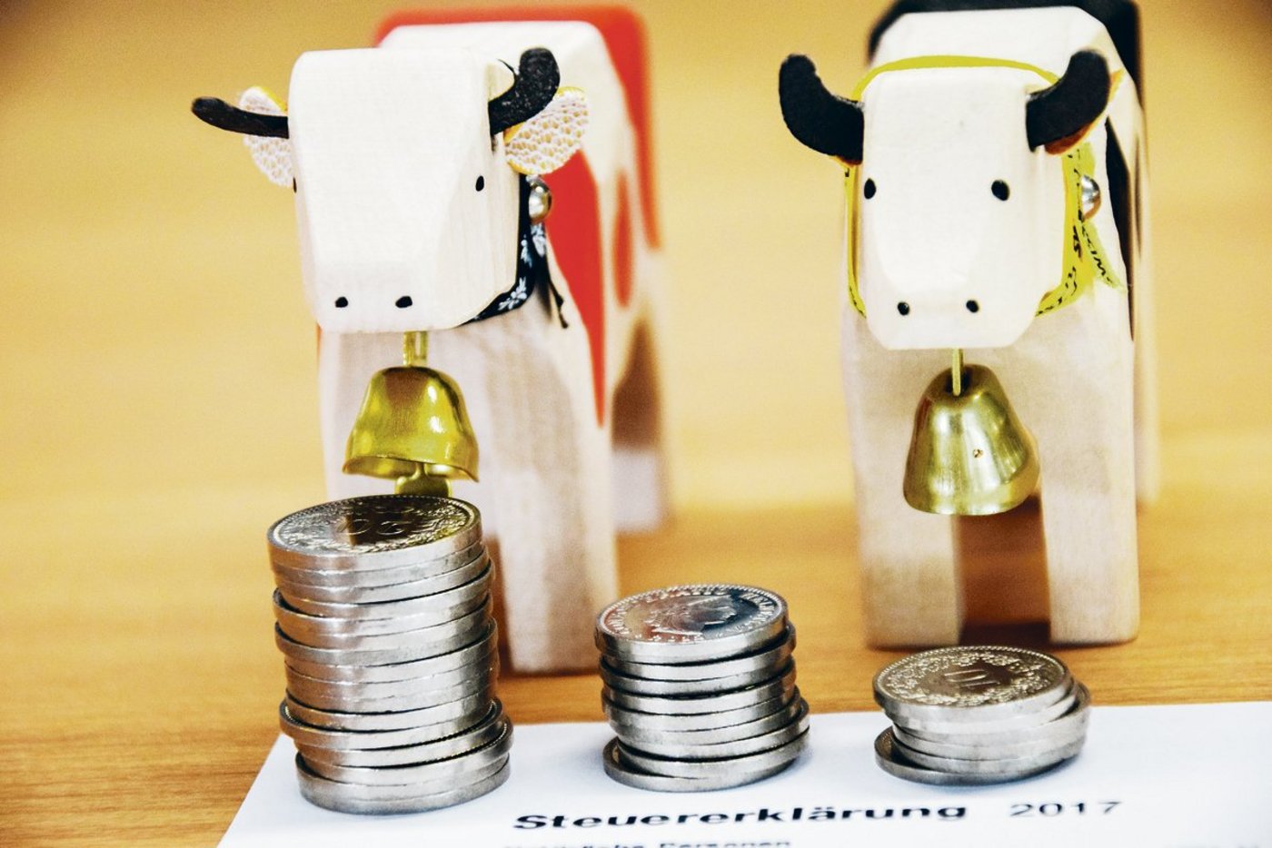 Der Gewinn aus dem Verkauf eines Grundstücks oder eines Hofes gilt als Einkommen. Gibt der Bauer den Betrieb definitiv auf, kann er von einem speziellen Steuersatz profitieren. (Bild hja)