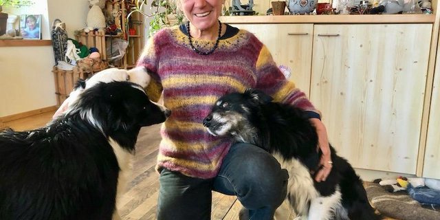 Gaby Famos mit ihren drei Hunden Dakini, Spirit und Shanta (v. l. n. r.), in ihrem Zuhause in Vnà GR. Die vier verbringen den Sommer grösstenteils mit 400 Schafen auf der Alp. (Bilder Esther Thalmann)