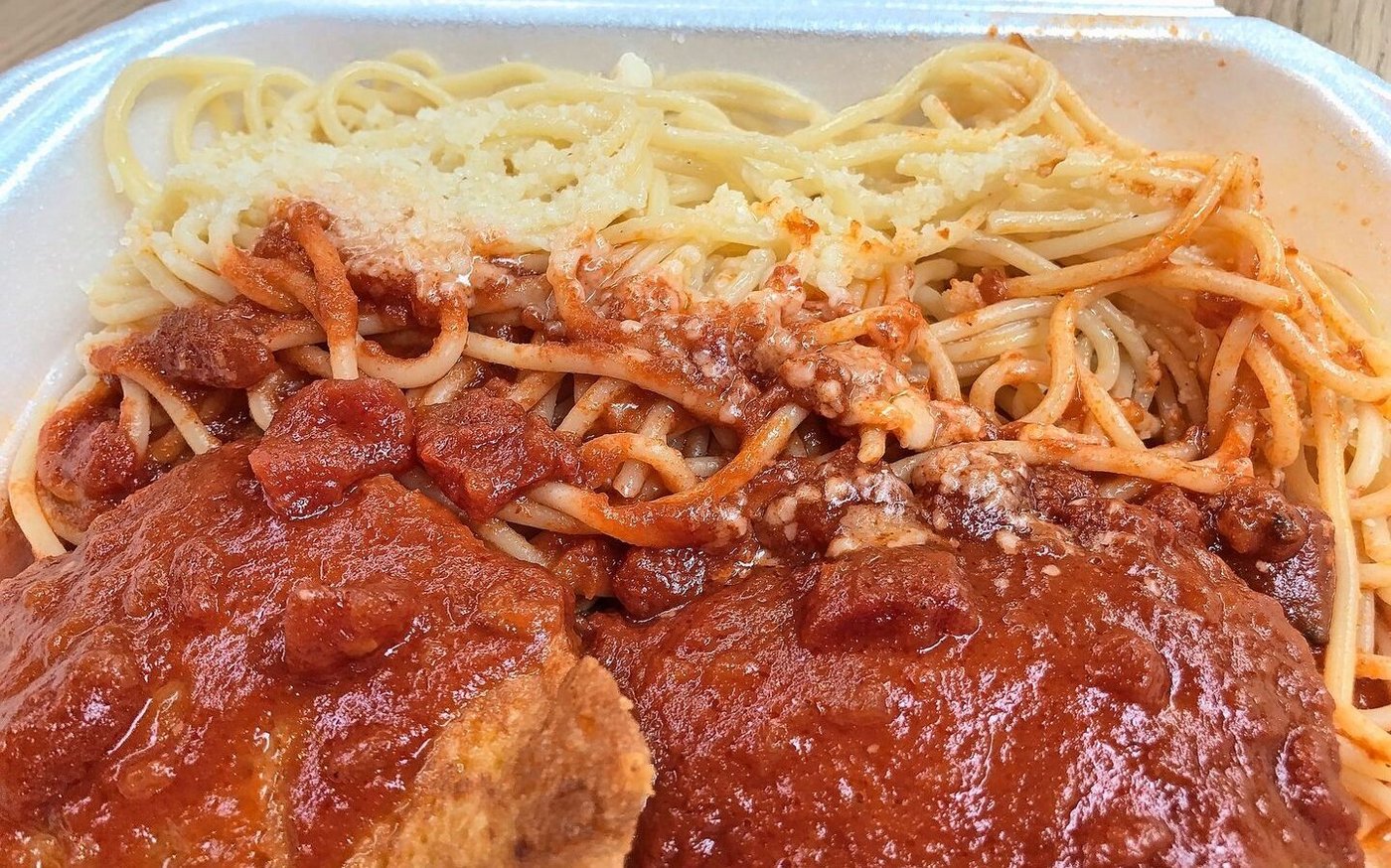 Zielvereinbarungen mit der Gastronomie und verbindliche Qualitätsstandards für Kantinen, Spitäler usw. sollen einen Beitrag dazu leisten, den Konsum mit einer nachhaltigen Produktion in Einklang zu bringen. 