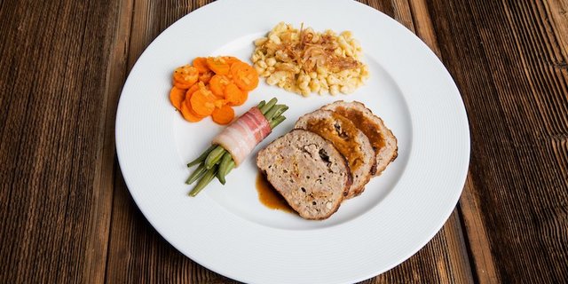 Hackbraten mit Knöpfli, Rüebli und Bohnen. (Bild Ueli Christoffel/SRF)