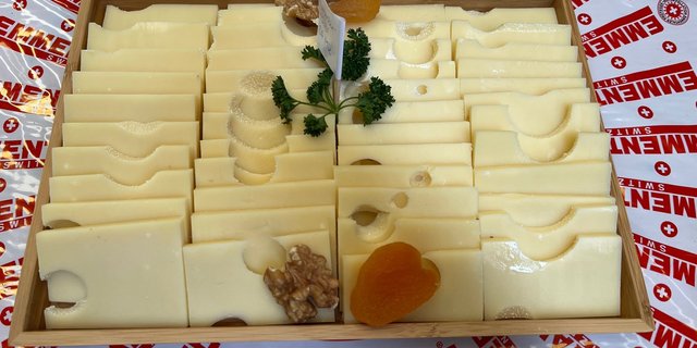 Ein Käseteller zeigt Emmentaler Käse.