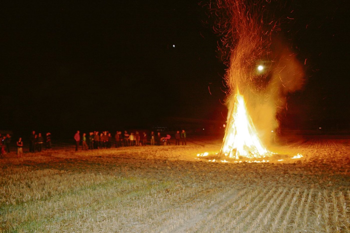 Eines der acht Feuer, die am Mittwochabend entlang der A1 enfacht wurden, um auf den Landverlust hinzuweisen, den der Ausbau der Autobahn mit sich bringen wird. (Bild Adrian Rudolf)
