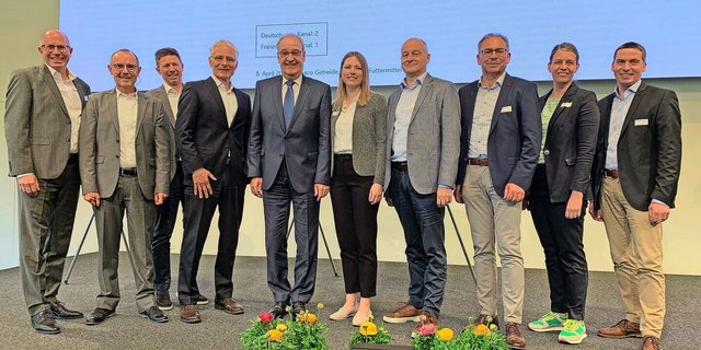 Bundesrat Guy Parmelin (Mitte) mit Vertretern der Fenaco GOF an der Jubiläumsveranstaltung 25 Jahre Maxi Getreidevermarktung. 