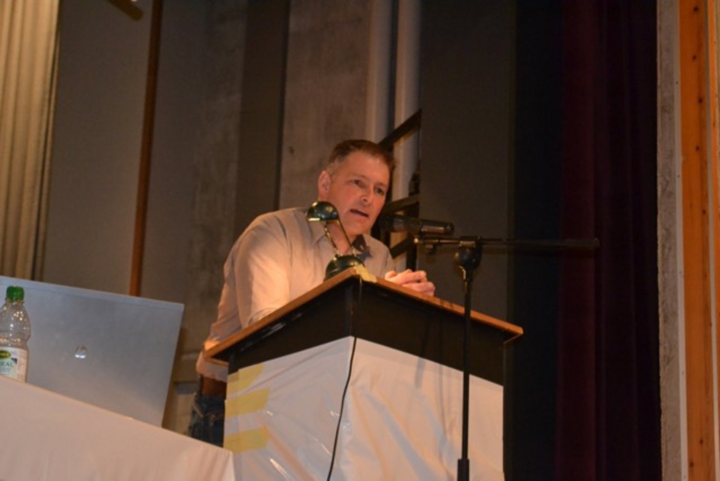 Ruedi Sommer bedankt sich für seine Wahl zum neuen Präsidenten der Emmentaler Fleckviehzüchter. (Bild Peter Fankhauser)