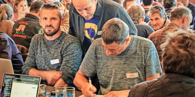 Reicht spontan einen Antrag ein: Romain Beuret von Bio Jura (mit Blatt und Stift), hinter ihm steht François Devenoge von Bio Vaud, links im Bild Bertrand Wüthrich von Bio Jura.