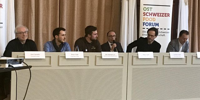 v.l.n.r.: Physiker Gerd Ganteför, Simon Vogel von den Jungen Grünen, Landwirt Otto Wartmann jun., Moderator Stefan Nägeli, Wirtschaftspsychologe Christian Fichter und Markus Hämmerli von Fenaco (Bild Alexandra Stückelberger)