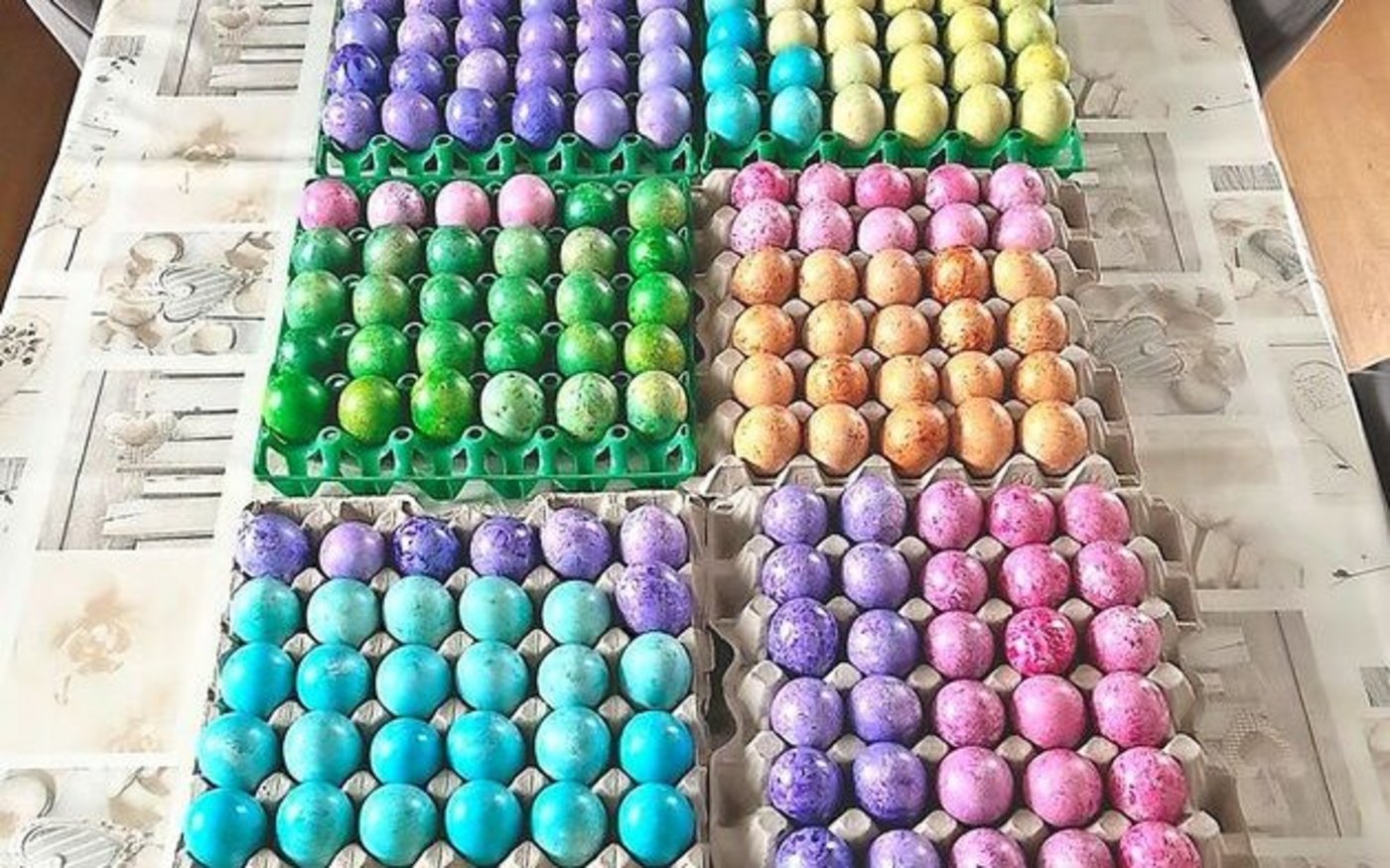 An Ostern gibt es von Hand eingefärbte Eier.