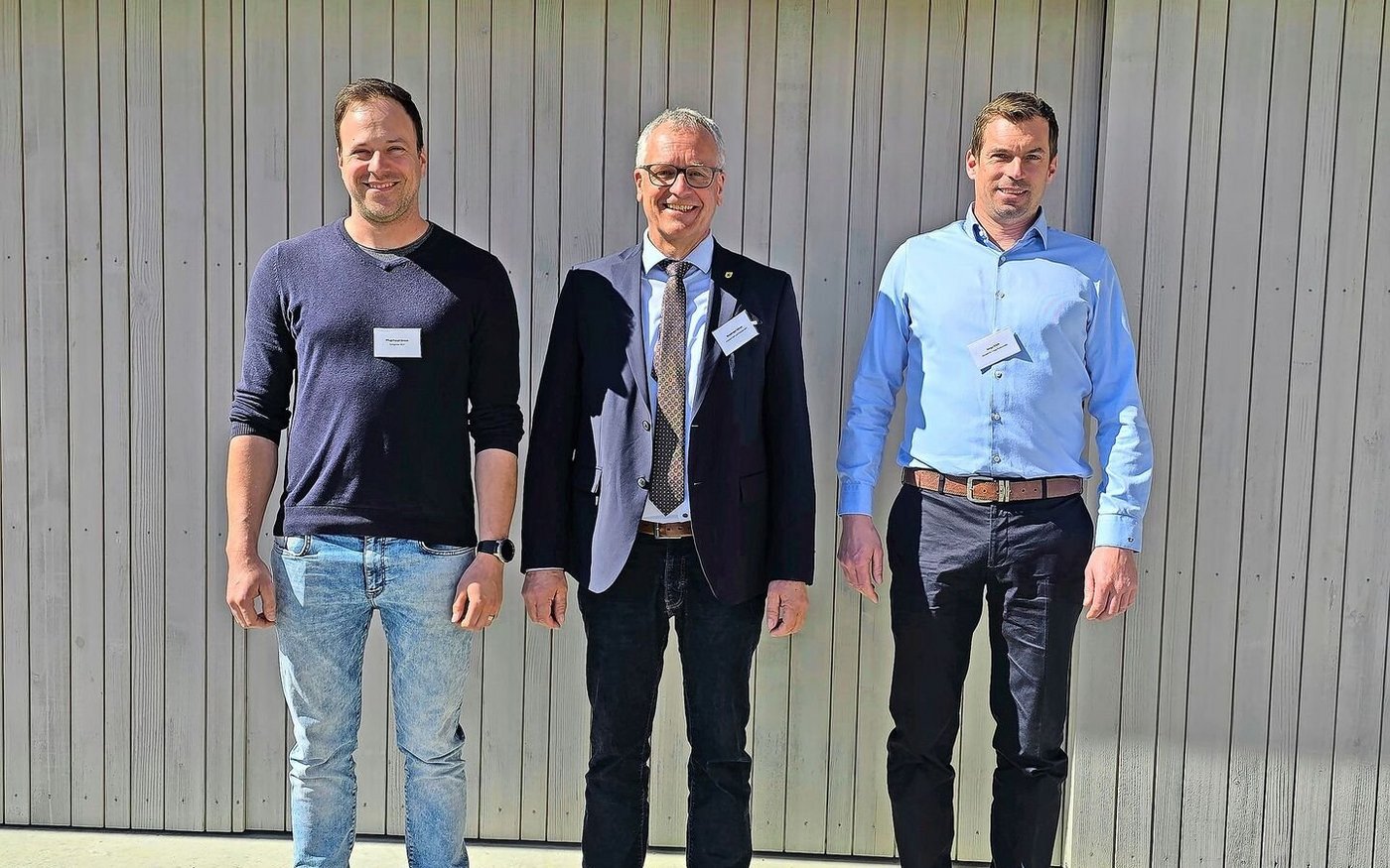 Der Vorstand des Schweizer Geflügelproduzentenverbandes wird mit Nachwuchs verstärkt: Präsident Adrian Waldvogel (Mitte) bekommt neu Unterstützung von Erich Jungo (rechts) und Simon Pflugshaupt.