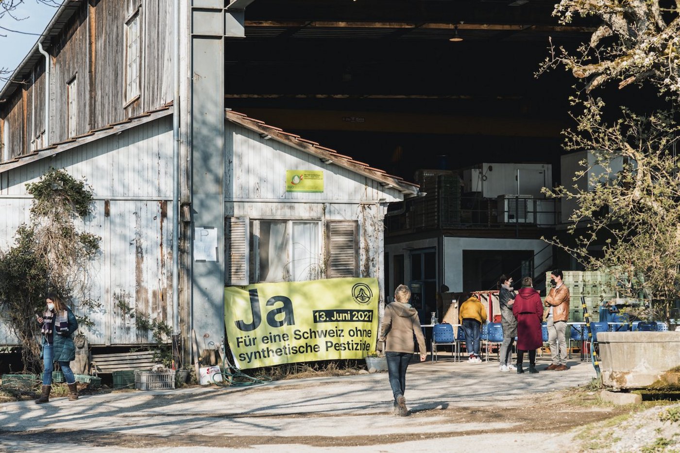 Die Pressekonferenz «Ein landwirtschaftliches Ja für die Pestizid-Initiative» fand auf dem Biohof Heimenhaus im bernischen Kirchlindach statt. (Bilder Zvg) 
