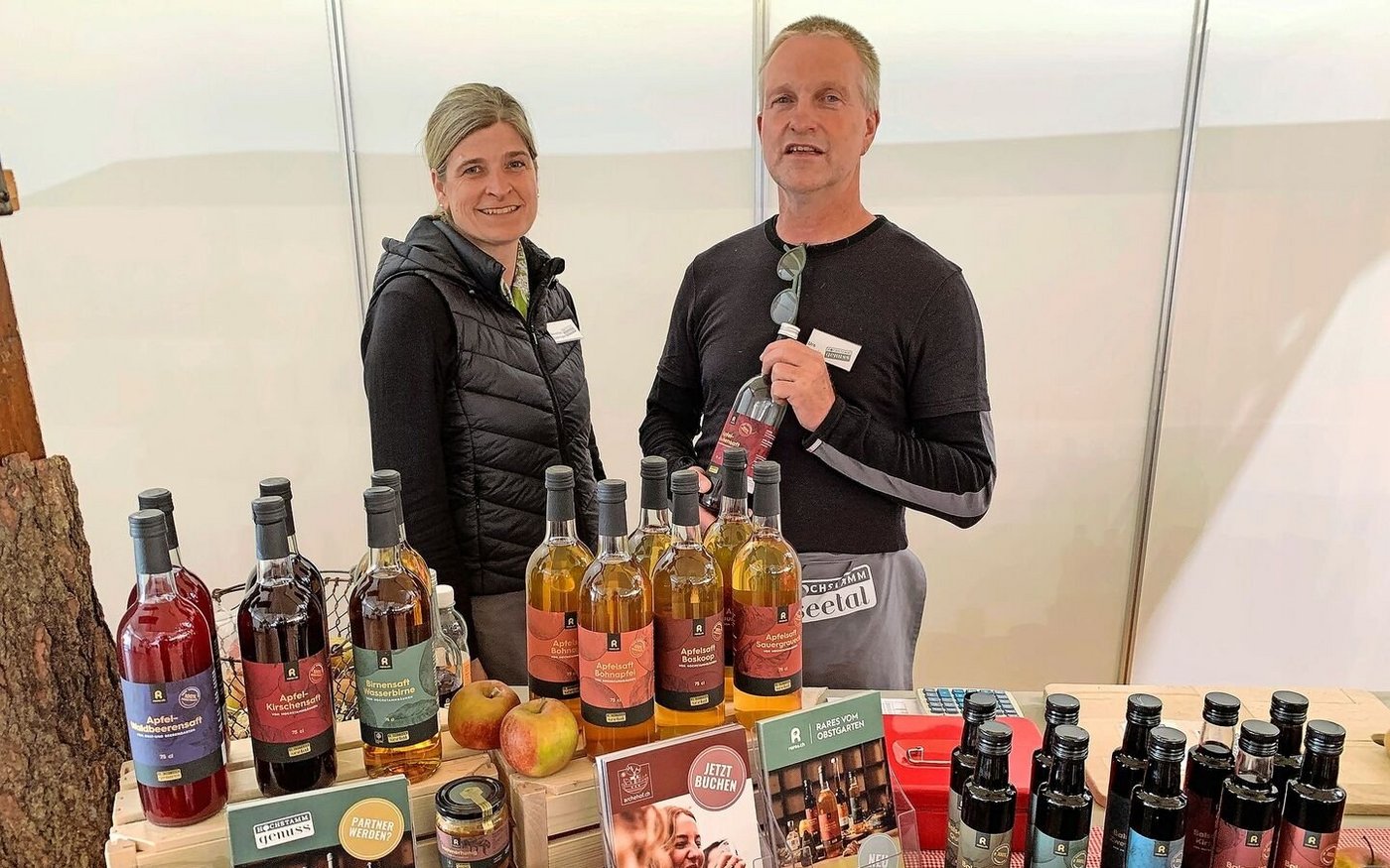 Urs Amrein und Séverine Budmiger in der Märthalle mit ihren Hochstammprodukten. 