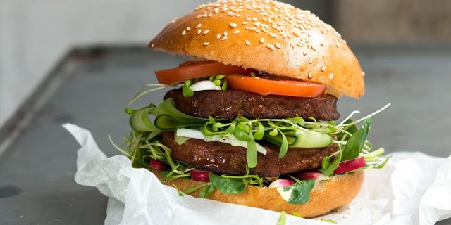 Die übernommene Firma stellt pflanzenbasierte Burger her. (Bild zVg)