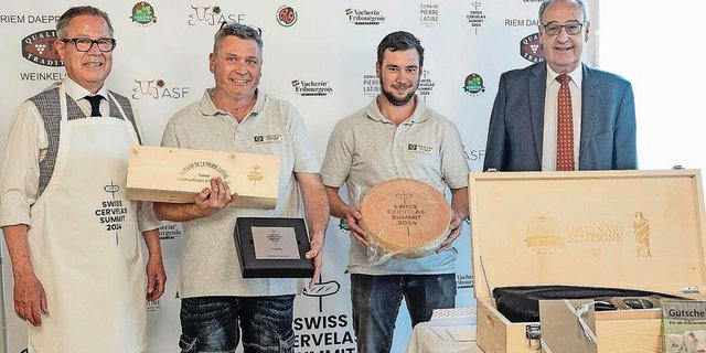 Hans-Ruedi Gerber, Initiant des Swiss Cervelas Summit, Gesamtsieger Matthias und Sandro Nussbaum und Bundesrat Guy Parmelin (v. l. n. r.) bei der Preisübergabe.