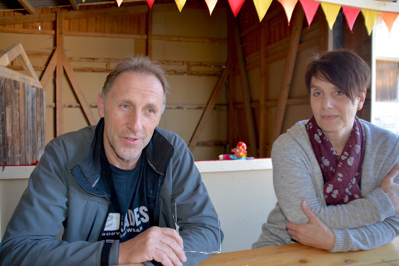 Das Landwirt-Ehepaar Bättig im Gespräch, im Inneren ihres Fasnachtswagens.