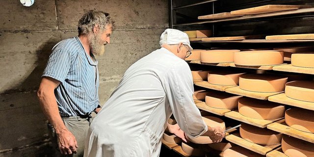 Alptaxation auf der Alp Eidenen: Senn Willi Bühler schaut dem Taxationsexperten Stefan Bürki über die Schulter.