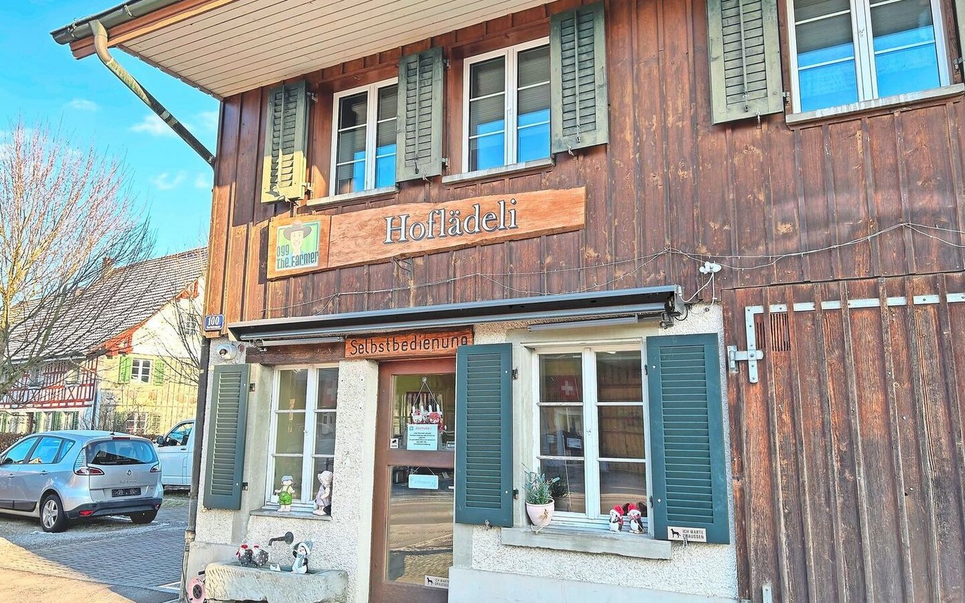 Der Hofladen liegt an der Dorfstrasse und ist nicht zu übersehen. Parkplätze stehen ausreichend zur Verfügung.