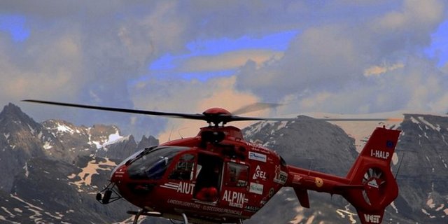 Ein Notarztteam im Rettungshelikopter Aiut Alpin flog den Schwerverletzten in das Krankenhaus nach Bozen. (Bild Pixabay)