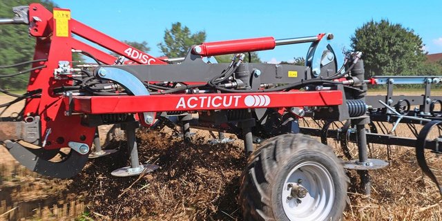 Weil die Schneidscheiben drehen, kann auch eine nur dünne Bodenschicht geschnitten und samt Ernterückständen verstopfungsfrei verarbeitet werden.