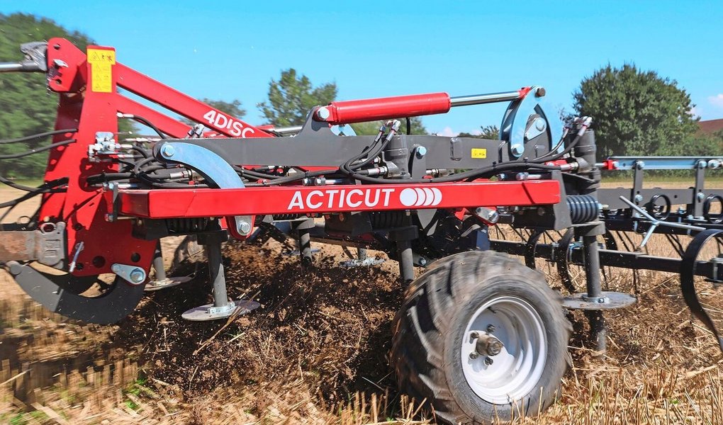 Weil die Schneidscheiben drehen, kann auch eine nur dünne Bodenschicht geschnitten und samt Ernterückständen verstopfungsfrei verarbeitet werden.