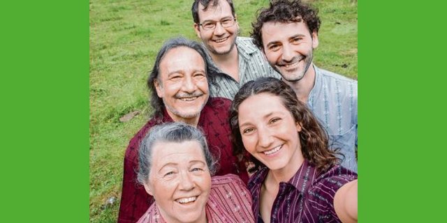 Sie leben fürs Edelweiss: Therese (vorne links) und Alfred Jenni (Mitte links) übergeben die Geschicke an Rea Sarina Brügger-Jenni, Samuel Jenni (Mitte rechts) und Patrik Jenni (oben). (Bilder Märithüsli)