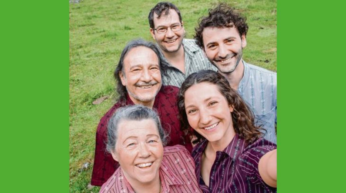 Sie leben fürs Edelweiss: Therese (vorne links) und Alfred Jenni (Mitte links) übergeben die Geschicke an Rea Sarina Brügger-Jenni, Samuel Jenni (Mitte rechts) und Patrik Jenni (oben). (Bilder Märithüsli)