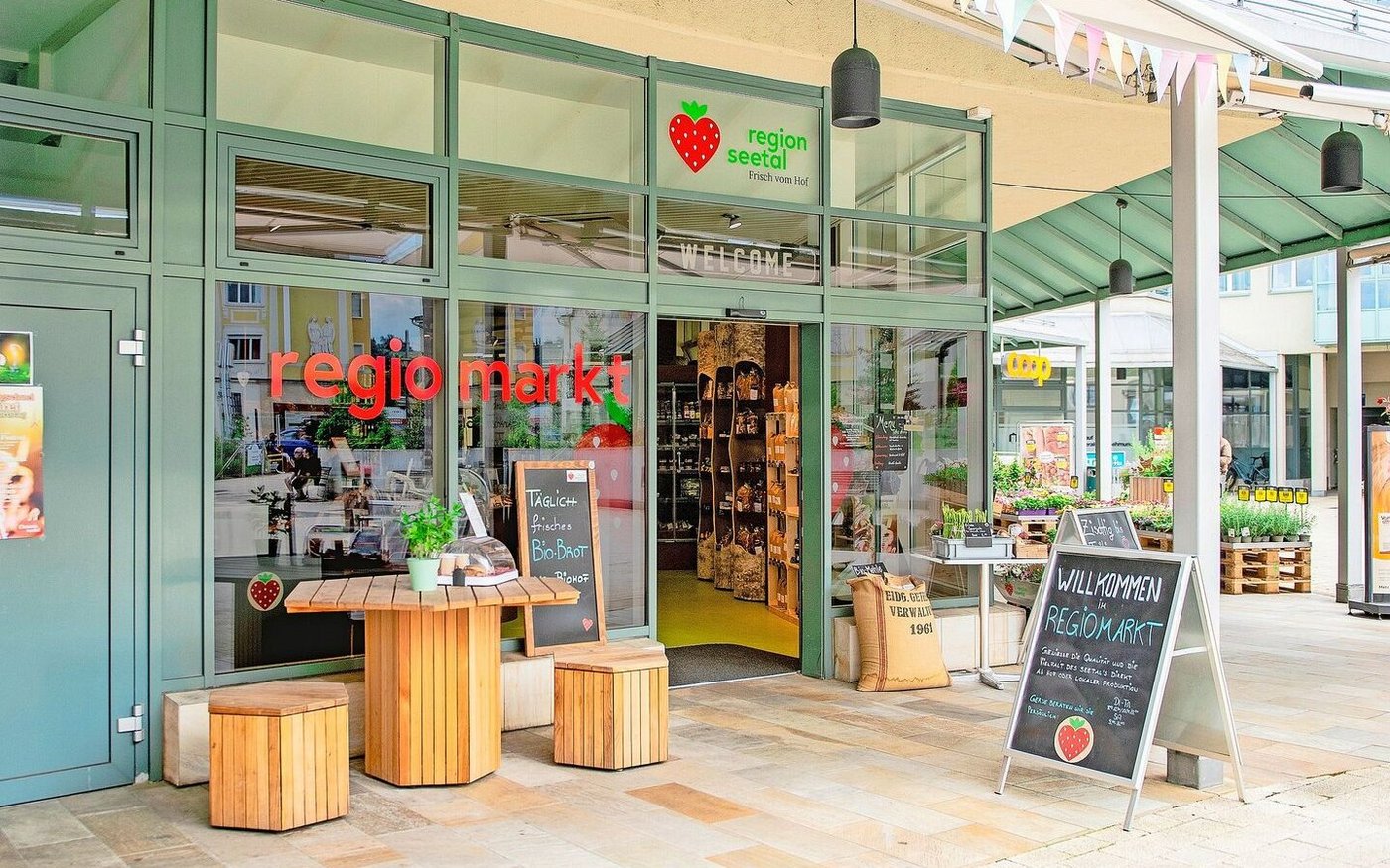 Der Regiomarkt im Zentrum von Hochdorf lockt die Kund(innen) mit  hochwertigen Produkten aus der Region an.