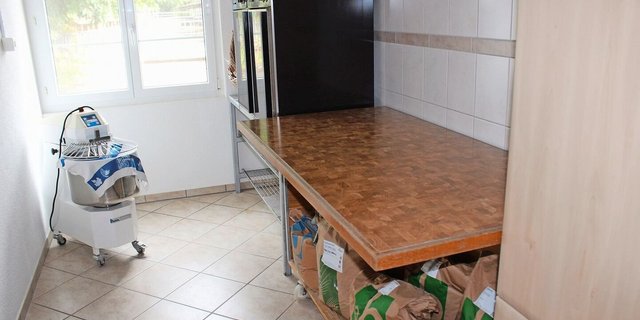 Auf dem Nültschenhof in Wohlenschwil AG gibt es jeden Freitag frisches Brot. Hergestellt wird es in der kleinen, aber effizient genutzten Backstube des Betriebs. 