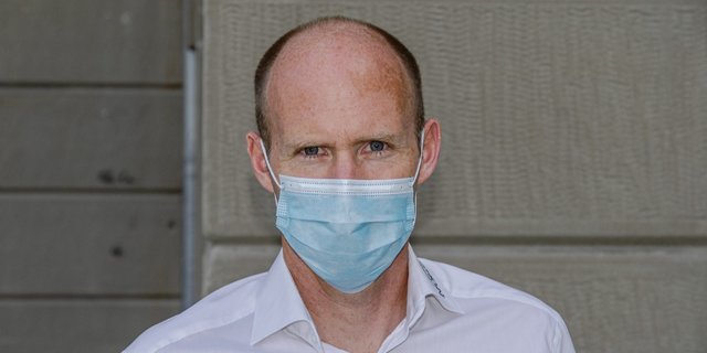 Auch die Lehrpersonen tragen aus Solidarität teilweise Maske, Kaspar Grünig geht mit dem guten Vorbild voraus. (Bild pd)