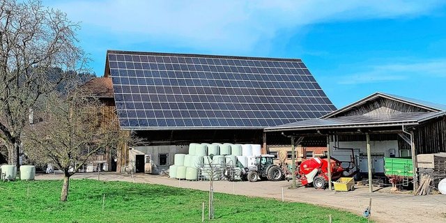 Viele Scheunendächer sind mit Photovoltaik-Modulen belegt. Der Absatz des nicht selber benötigten Solarstromes bereitet aber vielen Bauern Mühe, und die Rückliefervergütungen der Netzbetreiber sind vielerorts stark gesunken. 