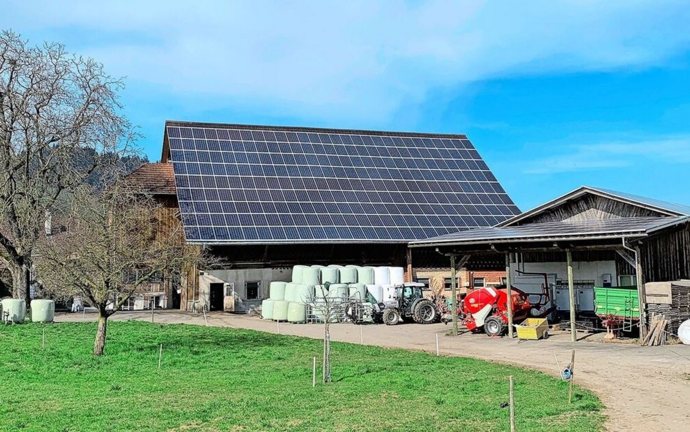 Viele Scheunendächer sind mit Photovoltaik-Modulen belegt. Der Absatz des nicht selber benötigten Solarstromes bereitet aber vielen Bauern Mühe, und die Rückliefervergütungen der Netzbetreiber sind vielerorts stark gesunken. 
