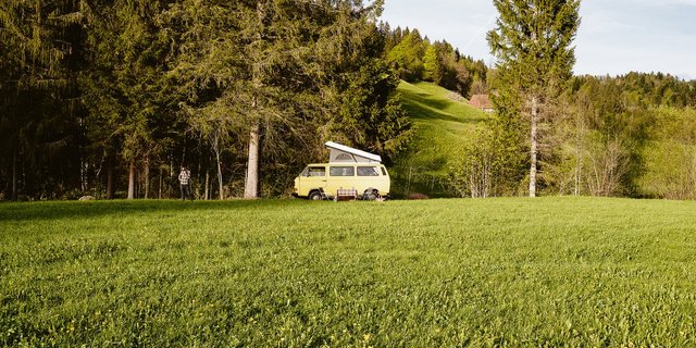 Die Plattform Nomady bietet Stellplätze für Wohnmobile, Camper und Wohnwagen in der Natur an. Oft wird dazu ein Platz in der Landwirtschaft oder neben einem Waldstück vermittelt.(Bild Nomady)