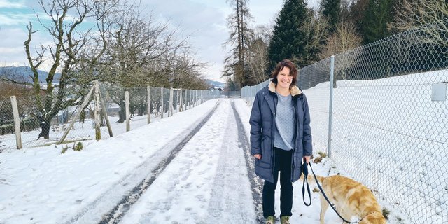Daniela Weber geht jeden Tag mit dem Hund spazieren. Neben der Runninggruppe, die sie einmal in der Woche besucht, ist das ebenfalls ein liebes Hobby von ihr. Hier zwischen den Hirschzäunen.(Bild Franziska Jurt)