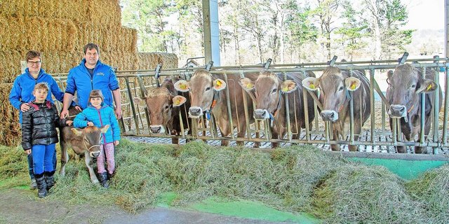 Zum fünften Mal erhält Familie Gstöhl aus Eschen FL den Bio Bruna Award. Hier mit der 6-Generationen-Familie aus Gstöhls Prunki Maya.