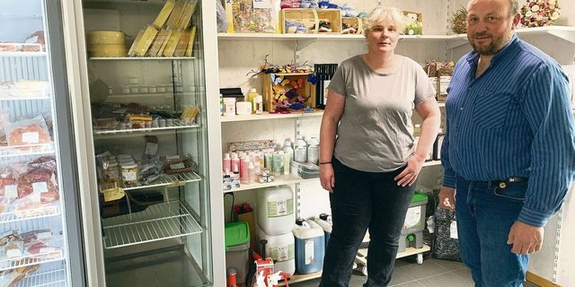 Margrit und Adrian Müller in ihrem bedienten Hofladen bei ihrem Betrieb Kernmatt in Kägiswil OW.  Das breite Sortiment stammt nicht nur von ihrem Hof, sondern auch von weiteren Direktvermarktern. Das erhöht die Attraktivität für Kunden.