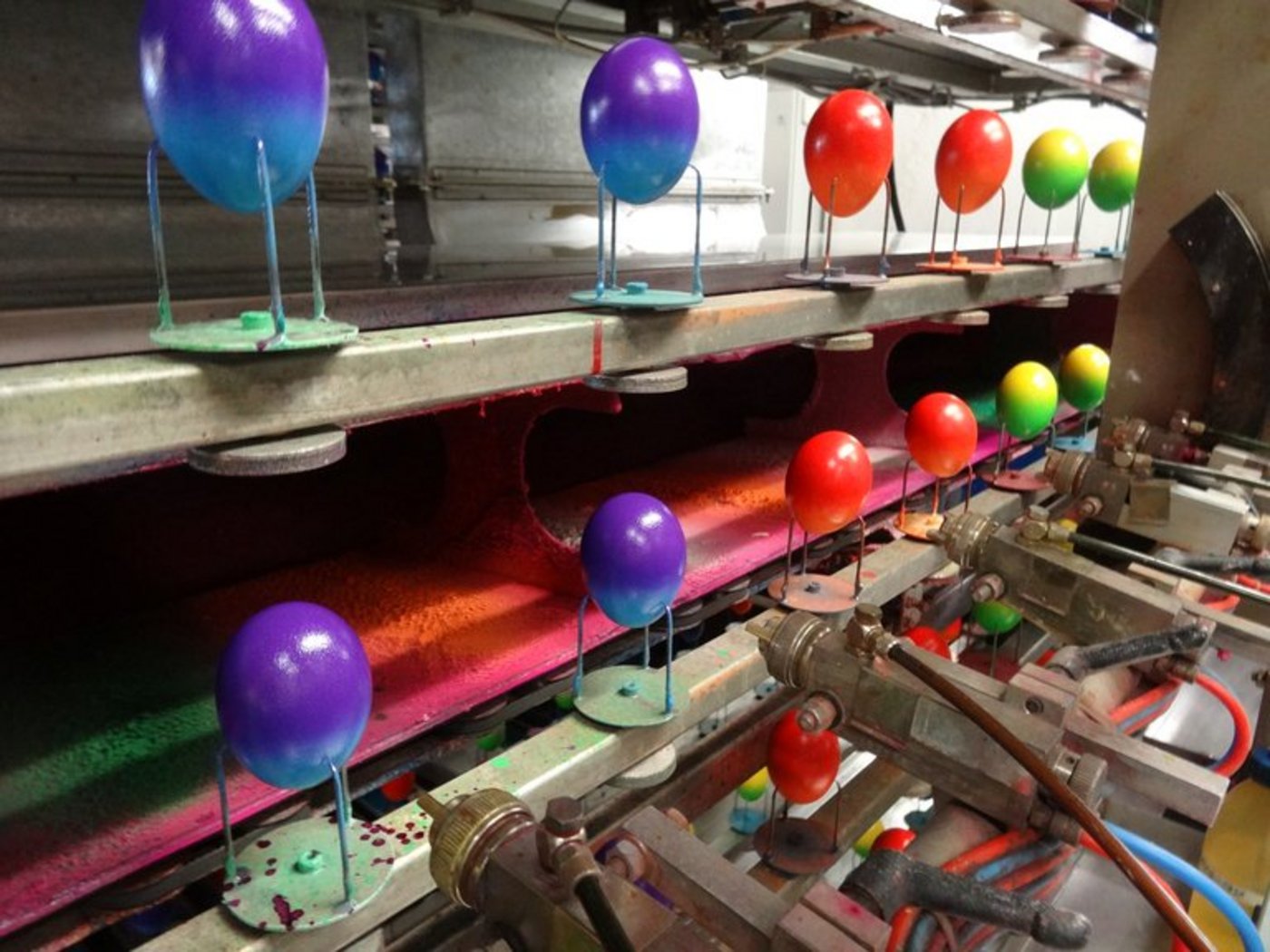 Noch rollen sie über das Förderband, bald werden sie wieder zu Duellen benutzt: Osterreier. (Bild mr)